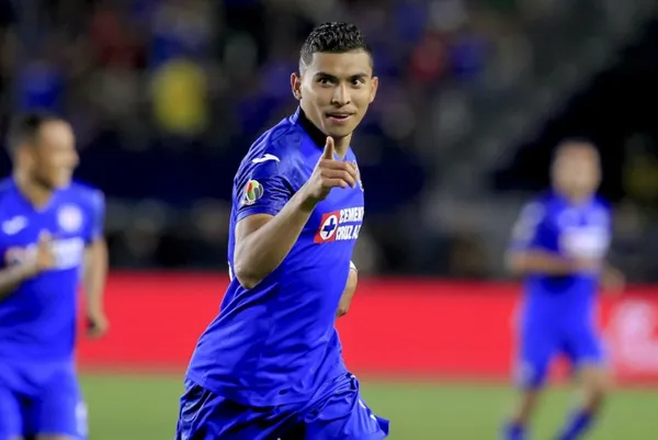 Orbelín Pineda se quedaría con Cruz Azul y tendrá un incremento considerable en su salario.