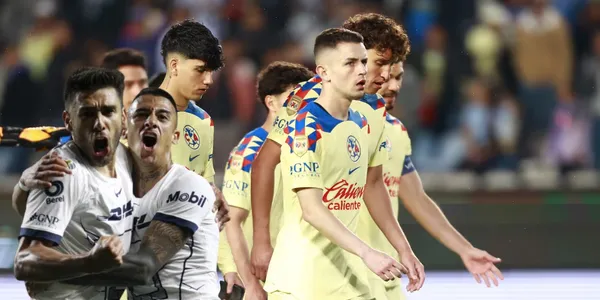 Pumas festejando un gol junto a los jugadores del Club América / FOTO Yahoo News