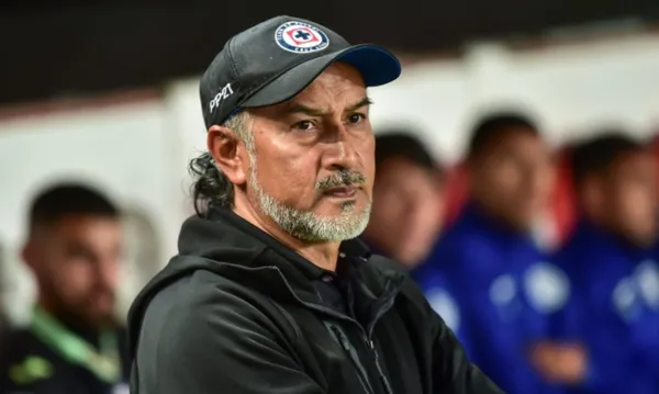 Raúl Gutiérrez dirige juego de Cruz Azul ante Necaxa (Fuente: Mexsports)