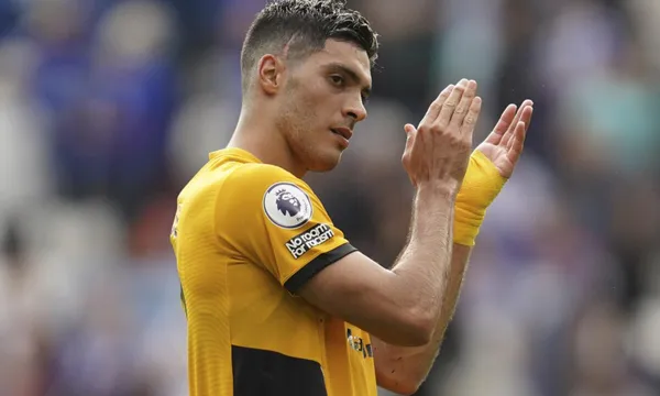 Raúl Jiménez aplaude a la gente en el estadio de Wolves, a los aficionados que lo reconocieron (Fuente: AP)