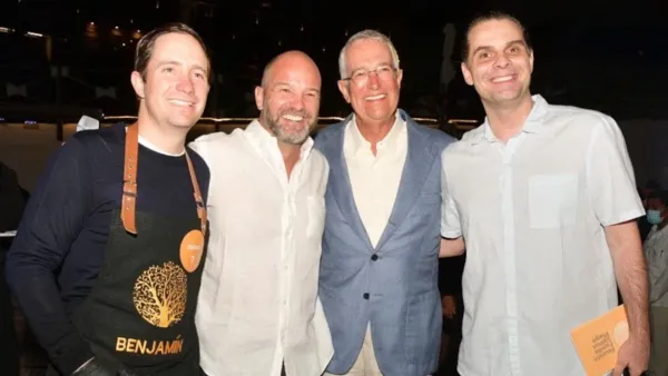 Ricardo Salinas junto a periodistas de TV Azteca
