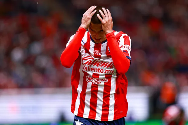 Roberto Alvarado en un partido de Chivas (Foto: Mexsport)