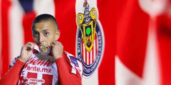 Roberto Alvarado junto a jersey de Chivas / FOTO GETTY IMAGES