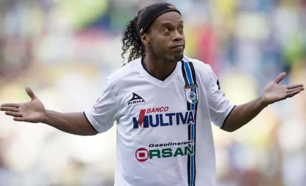 Ronaldinho celebra en el estadio Azteca(Fuente: Mexsports)