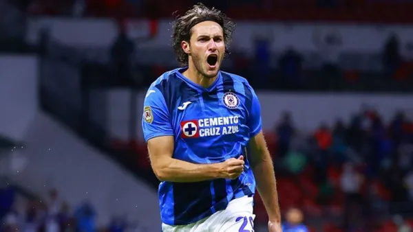 Santi Giménez con la camiseta del Cruz Azul. (Foto: Record)
