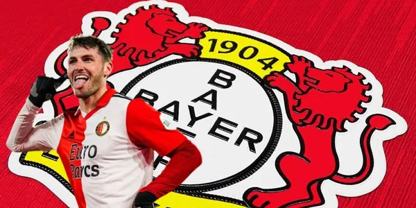 Santiago Giménez junto al escudo del Bayer Leverkusen / FOTO MARCA