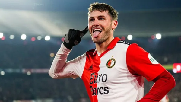 Santiago Giménez recibió un reconocimiento previo al partido con Feyenoord | Foto: X
