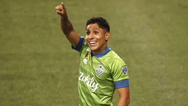 Seattle Sounders activó una cláusula que mantendrá ligado a Raúl Ruidíaz por un año más, lo que lo alejaría de las Águilas del América.