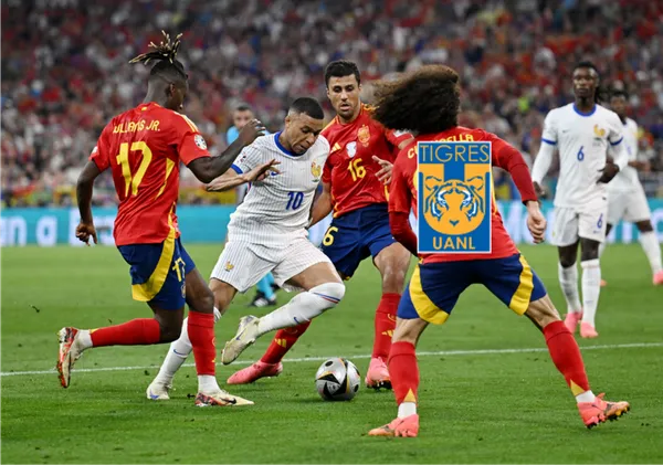 Selección de Francia y selección de España juegan en la semifinal de la Eurocopa. (Fuente: EFE)