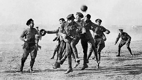 Soldados jugando fútbol en 1914 | Foto: @HistoryLA