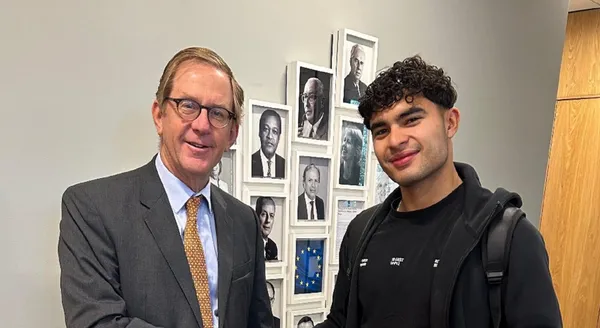 Stephano Carrillo en la embajada de Países Bajos en México