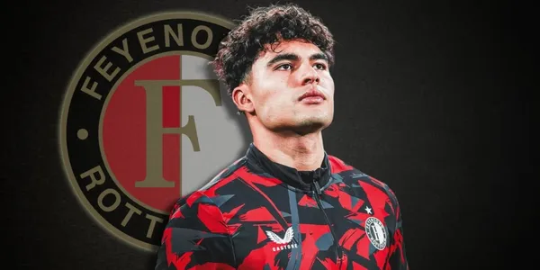 Stephano Carrillo junto al escudo del Feyenoord / FOTO MEDIOTIEMPO