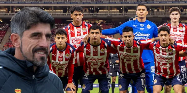 Veljko Paunovic junto a futbolistas de Chivas / FOTO KILLER ASTURIAS