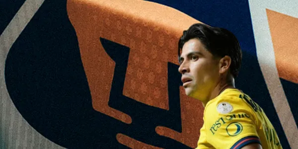 Víctor Dávila junto al escudo de Pumas / FOTO X