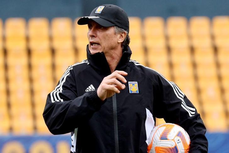 Robert Dante Siboldi dirigiendo un entrenamiento de Tigres (Foto: X)