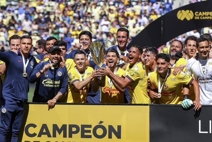 América levantando el título de la Supercopa MX (Fuente: Liga MX)