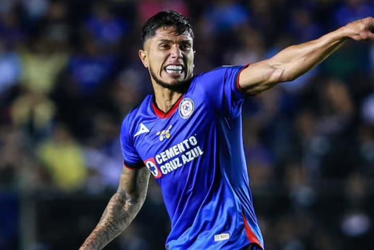 Carlos Salcedo con la camiseta de Cruz Azul (Foto: Imago7)