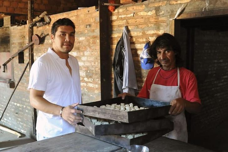 Salvador Cabañas con uno de sus trabajadores / Foto: Redes