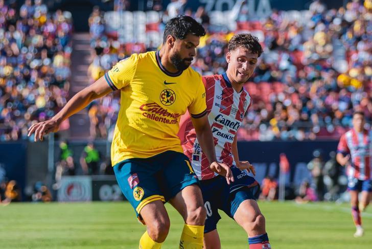 Néstor Araujo disputa el balón en el Atlético de San Luis vs América (Fuente: Club América)