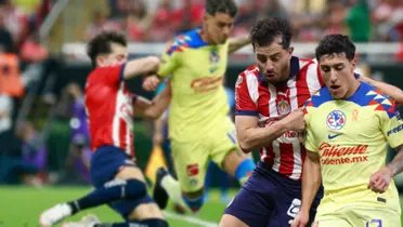 Alan Mozo peleando el balón en el Chivas vs. América / Foto: Getty Images