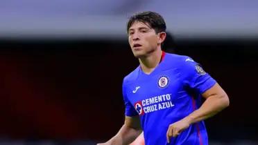 Alexis Gutiérrez juega con la playera de Cruz Azul en el estadio Azteca/ Imago 7