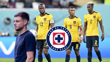 Anselmi con jugadores de Ecuador y el escudo de Cruz Azul