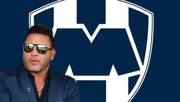 Antonio Mohamed junto al escudo de Rayados / FOTO Facebook