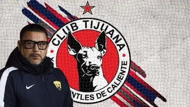 Antonio Mohamed junto al escudo de Xolos / FOTO MEXSPORT