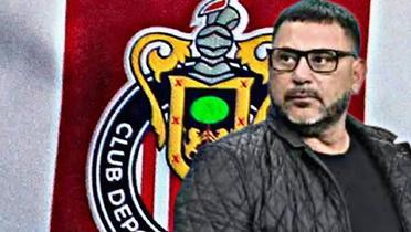 Antonio Mohamed y al fondo el escudo de Chivas (Foto: Imago7)