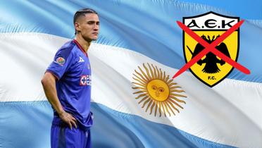 Antuna con la bandera argentina y el escudo del AEK descartado