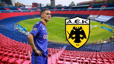 Antuna en la Ciudad de los deportes y logo del AEK
