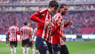 Armando González festeja el segundo gol de Chivas, junto con Cade Cowell (Fuente: Antonio Rosique) 