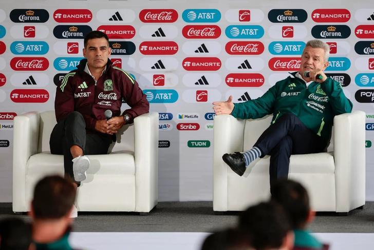 Rafa Márquez y Javier Aguirre en su presentación de regreso a México. (Foto: Hola News)