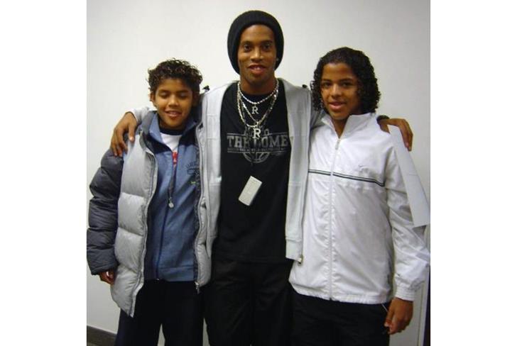 Hermanos dos Santos con Ronaldinho / Foto: Redes