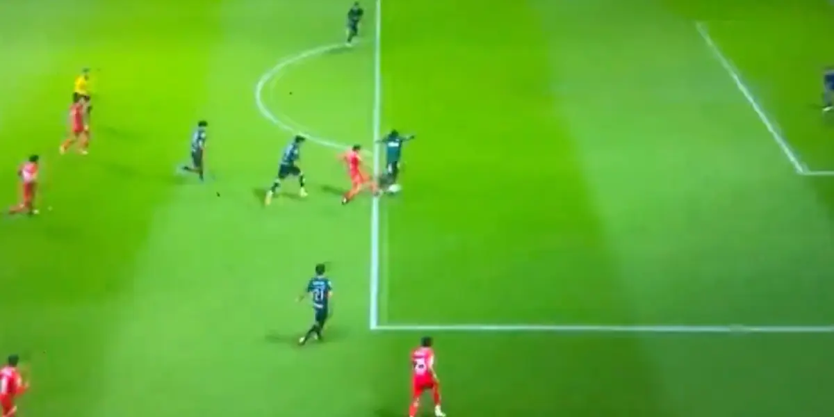 Captura de pantalla del gol de Alexis Vega y la jugada polémica / TUDN 