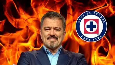 Carlos Hermosillo y el escudo de Cruz Azul/FOTO El Futbolero