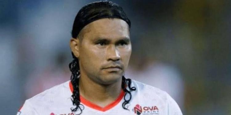 Gullit Peña volvió a las canchas, gana en dólares y es tratado como estrella 