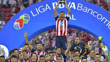 Carlos Salcido alzando el título de Liga MX (Foto: Imago7)