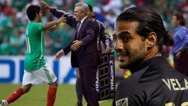 Carlos Vela abraza  a Javier Aguirre en la selección nacional de México (Fuente: Goal) 