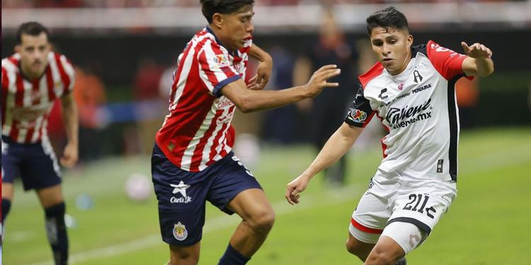 La burla de jugador del Atlas a las Chivas y Gago tras ganarle el clásico tapatío