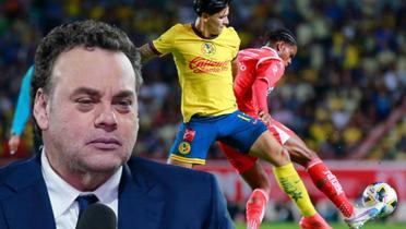 David Faitelson y al fondo jugadores de América y Necaxa (Foto: GettyImages)