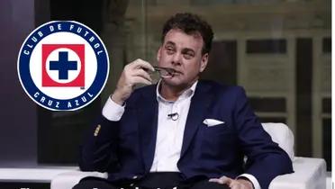 David Faitelson y el escudo de Cruz Azul/FOTO El Futbolero