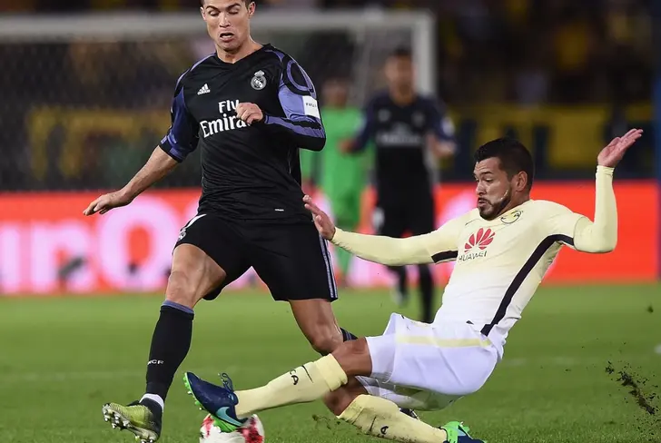Miguel Samudio bloqueando a Cristiano Ronaldo en el América vs. Real Madrid / Foto: Getty Images