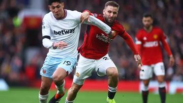 Edson Álvarez enfrenta en cuerpo a cuerpo a volante del Manchester United (Fuente: Reuters) 