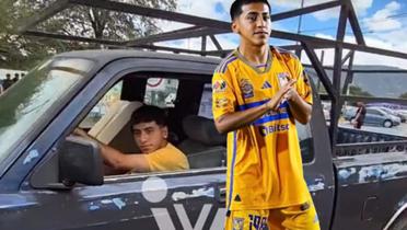 El Chicha ingresa a la concentración de Tigres en su vehículo, de la marca Dodge: (Fuente: Ivonne Vargas) 