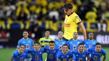 El equipo de Cruz Azul y al fondo Igor Lichnovsky (Foto: GettyImages)