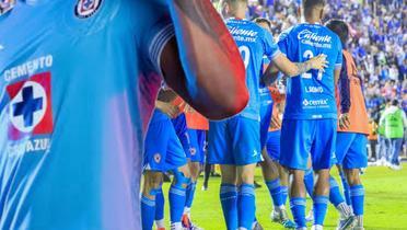 El jersey de Cruz Azul y al fondo el plantel de Anselmi (Foto: Especial)