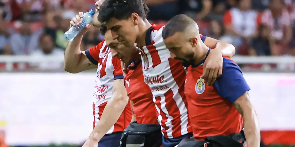 Erick Gutiérrez sale del campo de juego tras su lesión del hombro, ante el América