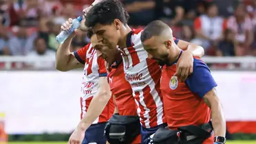 Erick Gutiérrez sale del campo de juego tras su lesión del hombro, ante el América