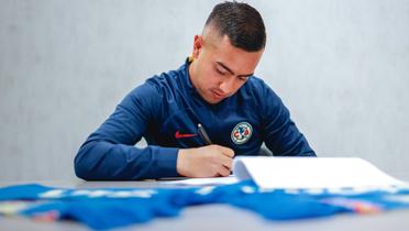 Erick Sánchez en la firma del contrato con el América (Fuente: Club América)